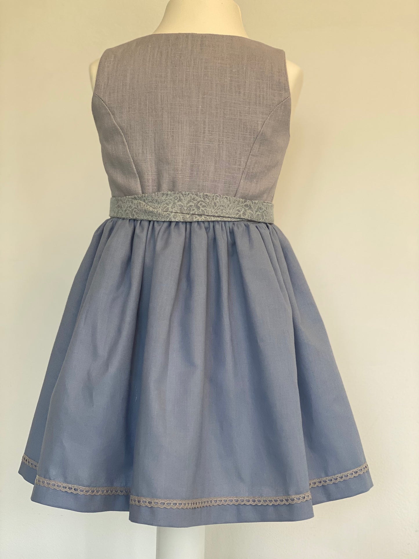 Dirndlkleid "Marguerite" Gr 98 flieder-blaugrau