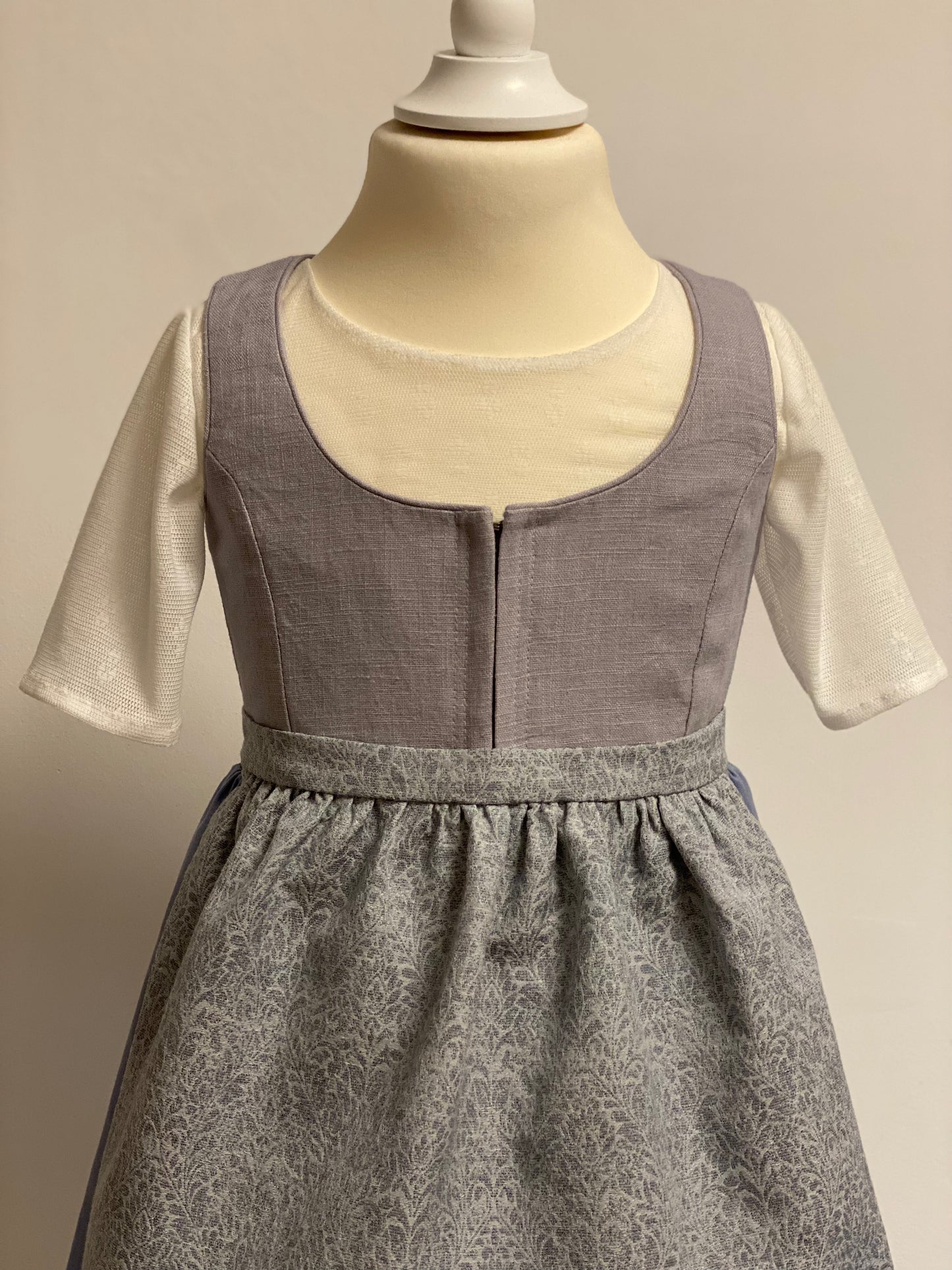 Dirndlkleid "Marguerite" Gr 98 flieder-blaugrau