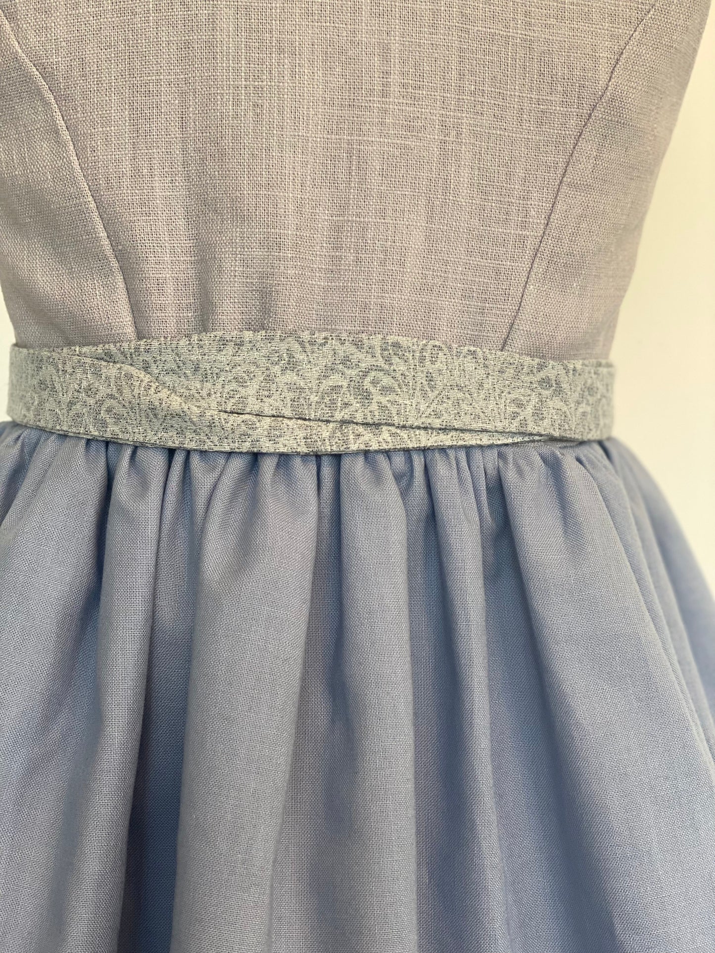Dirndlkleid "Marguerite" Gr 98 flieder-blaugrau