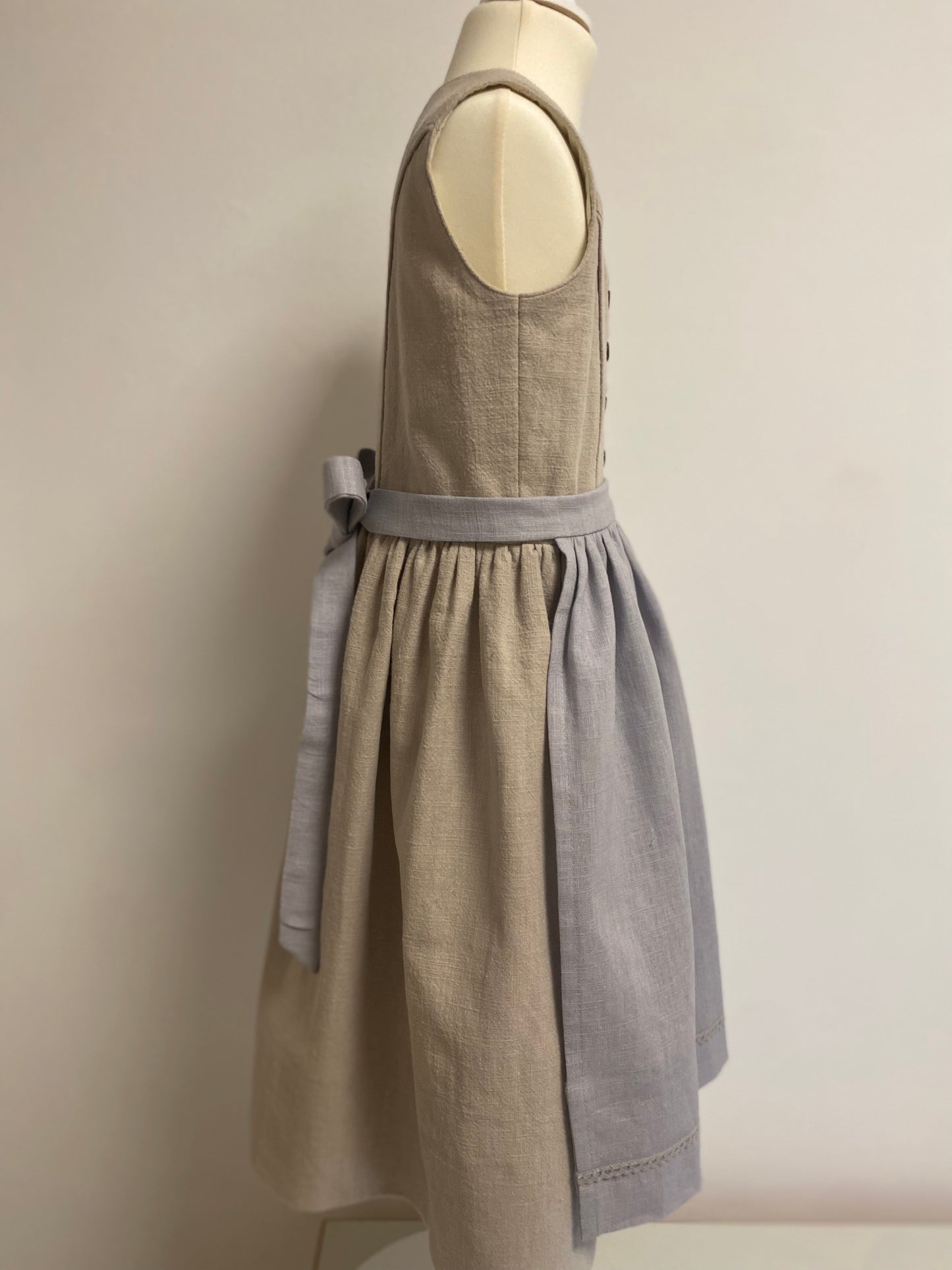 Dirndl "Poldi" Gr 110 beige-flieder