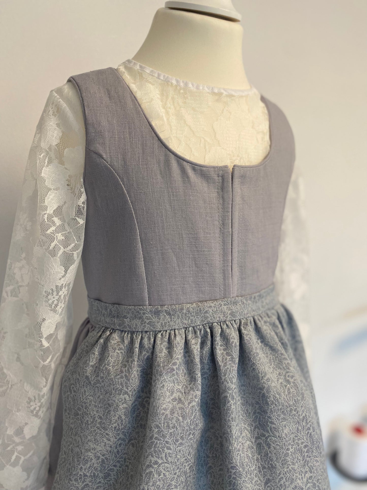 Dirndl "Marguerite" Gr 122 flieder-blaugrau